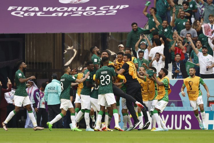 Jugadores de Arabia Saudita celebran un gol frente a Argentina, en un partido de la fase de grupos del Mundial de Fútbol Qatar 2022 entre Argentina y Arabia Saudita en el estadio de Lusail  (Catar). EFE . EFE/ Rodrigo Jiménez