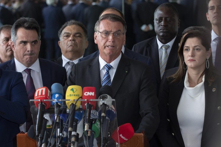El presidente brasileño, Jair Bolsonaro, fue registrado este martes, 1 de noviembre, al pronunciarse acerca de los resultados de los comicios del pasado domingo, en Brasilia (Brasil). EFE/Jodson Alves