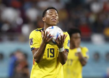 1-2 Ecuador naufraga en la orilla