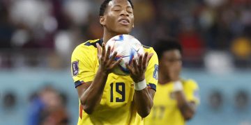 1-2 Ecuador naufraga en la orilla