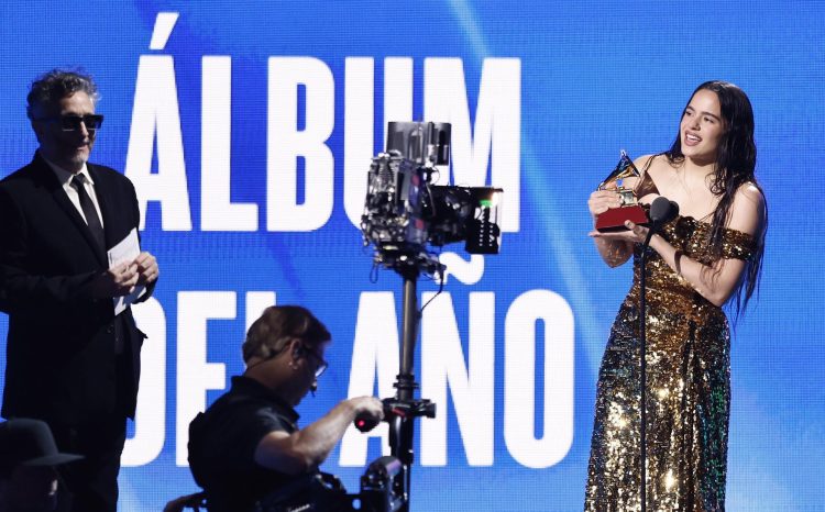 Rosalía reacciona al aceptar su premio a Álbum del Año durante la 23ª Entrega Anual de los Premios Grammy Latinos