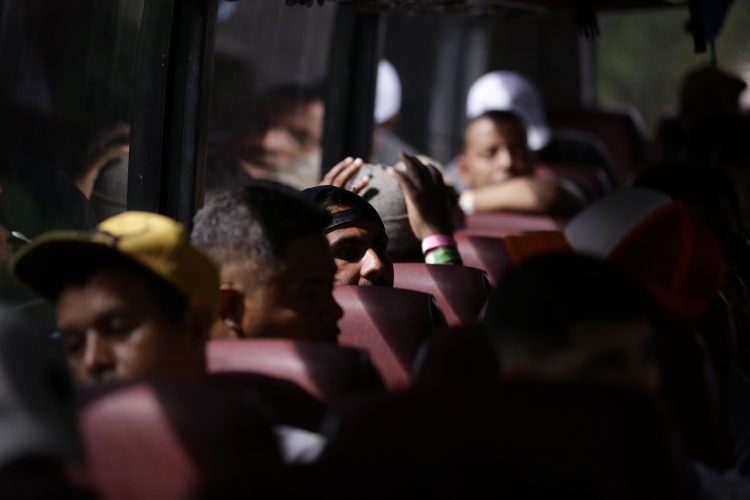 Personas migrantes de origen venezolano esperan en un autobús dirección aeropuerto internacional de Tocumen en Ciudad de Panamá (Panamá), En una imagen de archivo. EFE/ Bienvenido Velasco
