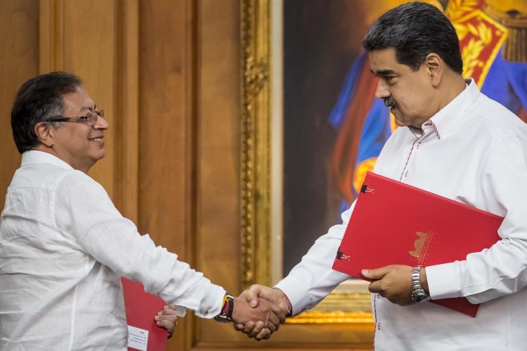 Nicolás Maduro (d), y su homólogo de Colombia, Gustavo Petro (i), en una fotografía de archivo. EFE/ Miguel Gutiérrez
