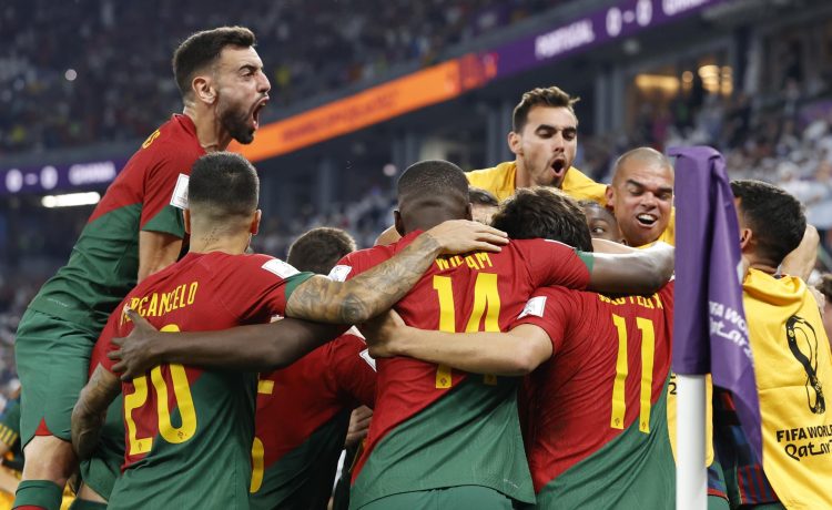 Los jugadores de Portugal celebran el 1-0 de Cristiano Ronaldo durante el partido de fútbol del grupo H del Mundial de Qatar 2022 contra Ghana en el Estadio 947 de Doha. EFE/EPA/Rolex dela Peña