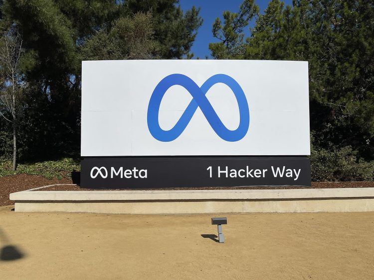 Fotografía de archivo en la que se registró el logo del conglomerado estadounidense de tecnología y redes sociales Meta, que aglutina a Facebook, Instagram y WhatsApp, a la entrada de su sede principal, en Menlo Park (California, EE.UU.). EFE/John G. Mabanglo