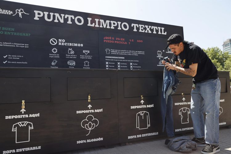 Un hombre fue registrado al depositar ropa usada en el "Punto Limpio Textil" de la empresa Kaya Unite, en Santiago de Chile (Chile). EFE/Elvis González