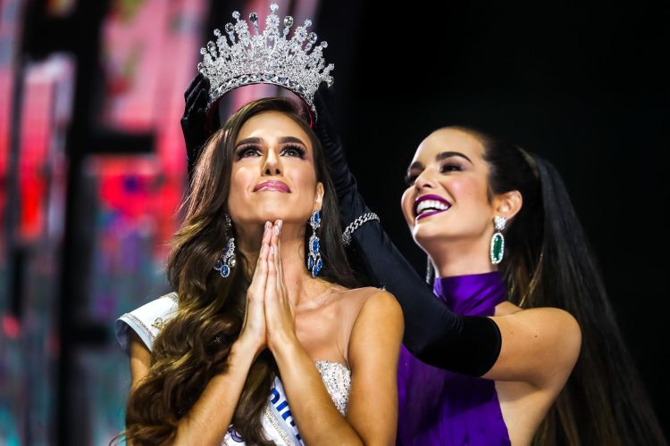 Diana Silva al ser coronada Miss Venezuela
