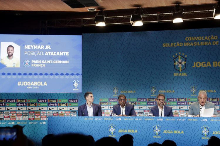 Adenor Leonardo Bacchi "Tite" (d), entrenador de la selección de fútbol de Brasil, anuncia hoy, en rueda de prensa la lista final de 26 futbolistas brasileños convocados para el Mundial de Qatar 2022, en Río de Janeiro (Brasil). EFE/Antonio Lacerda