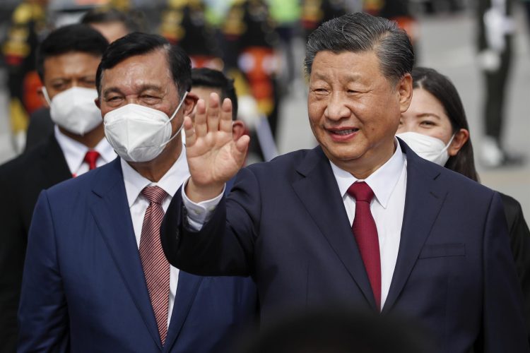 El presidente chino, Xi Jinping (D) llega a Bali (Indonesia) para la cumbre del G20. EFE