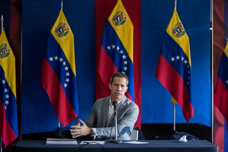 El líder opositor venezolano Juan Guaidó fue registrado este lunes, 21 de noviembre, durante una rueda de prensa, en Caracas (Venezuela). EFE/Miguel Gutiérrez
