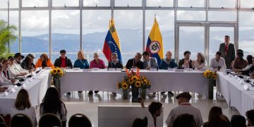 El Gobierno de Colombia y el ELN reinician el diálogo de paz en Caracas