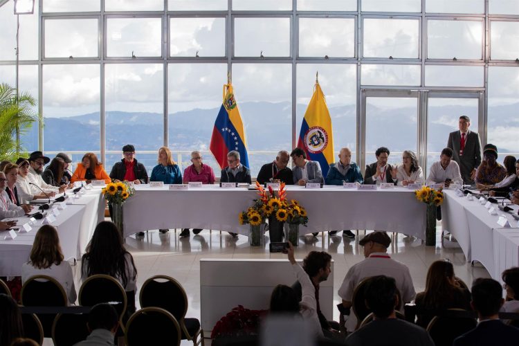 Fotografía del diálogo de Paz entre el Gobierno de Colombia y el ELN hoy, en el Hotel Humboldt, ubicado en el parque nacional Waraira Repano (Ávila), en Caracas (Venezuela). EFE/Rayner Peña R.