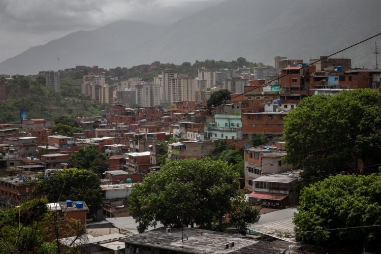 Fotografía de Petare con una urbanización de fondo, en Caracas (Venezuela), en una fotografía de archivo. EFE/ Rayner Peña R.