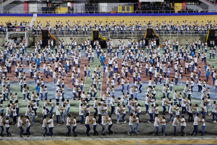 Miles de bailarines participan en un rueda salsa casino para buscar un récord Guinness, hoy, en el velódromo "Teo Capriles" del Instituto Nacional de Deporte, en Caracas (Venezuela). EFE/Rayner Peña R.