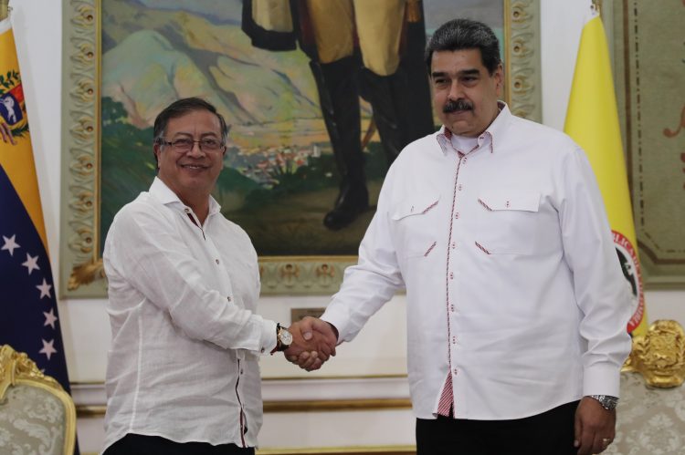 El presidente de Venezuela, Nicolás Maduro (d), se reúne con su homólogo de Colombia, Gustavo Petro, en una fotografía de archivo. EFE/Miguel Gutiérrez