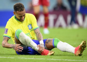Neymar tiene una lesión en el ligamento lateral del tobillo derecho