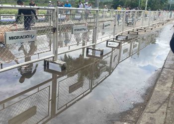 Paso peatonal por los puentes internacionales es  calificado como “horrible, inhumano y cansón”