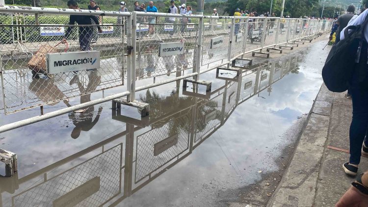Acosado, entre pozos de agua o intensas olas de calor, es el paso peatonal por los puentes internacionales que unen a Venezuela con Colombia. Foto: Mariana Duque