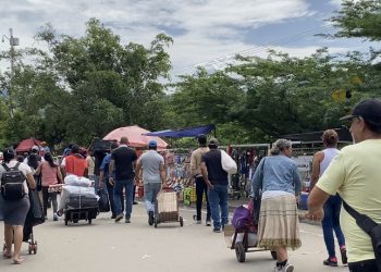 Grupos familiares venezolanos siguen saliendo  por la frontera del Táchira con Colombia