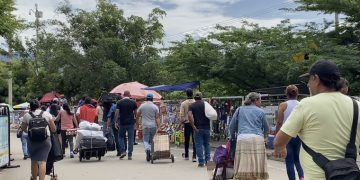 Grupos familiares venezolanos siguen saliendo  por la frontera del Táchira con Colombia