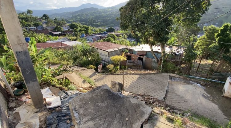 El Pasaje Bolívar del sector Cipriano Castro está afectado por filtraciones de aguas negras que tienen viviendas colapsadas y terrenos cediendo constantemente. Foto: Carlos Eduardo Ramírez