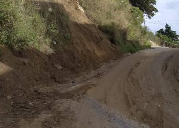 Vecinos de Timotes limpian deslaves causados por las lluvias