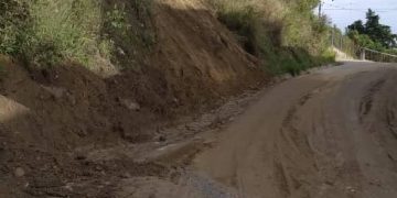 Vecinos de Timotes limpian deslaves causados por las lluvias