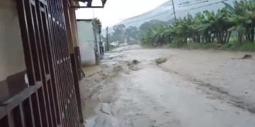 El agua corrió por las calles en La Playa del municipio Rivas Dávila