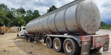 Mérida-Panamericana: Abrieron vía alterna en Caño Arenoso para el paso de gandolas con combustible a la entidad merideña 