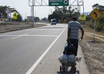 La migración venezolana manda menos remesas al país y reúne a más familias en el exterior