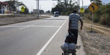 La migración venezolana manda menos remesas al país y reúne a más familias en el exterior