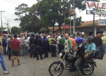 Usuarios protestan por suministro de gasolina