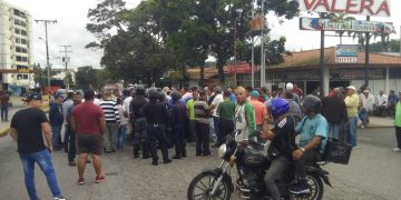 Usuarios protestan por suministro de gasolina