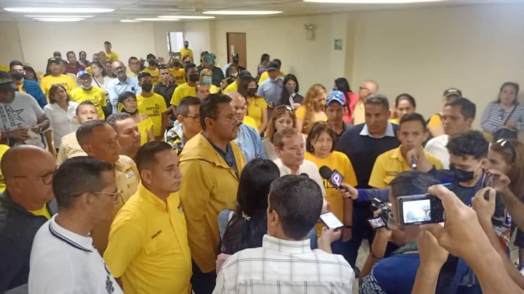 Juan Pablo Guanipa amedrentado por colectivos en el Sadet