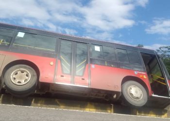 Bus Trujillo perdió el control y el chófer debió frenar con la isla en el Eje Vial
