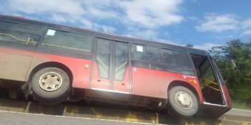 Bus Trujillo perdió el control y el chófer debió frenar con la isla en el Eje Vial