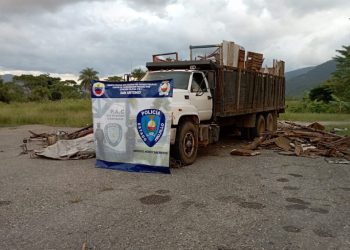 Retienen camión con 18 toneladas de chatarra en San Antonio