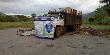 Retienen camión con 18 toneladas de chatarra en San Antonio