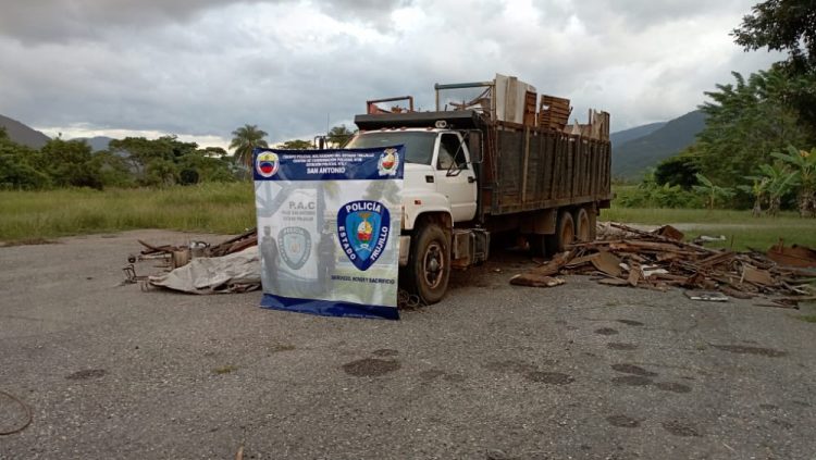 El camión y el material quedó a la orden de la fiscalía del Ministerio Público.  📸Cortesía