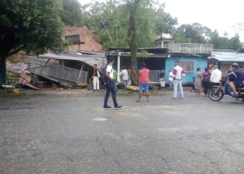El Vigía: Talud destruyó la venta de “guarapo fuerte” del Puente de Onia