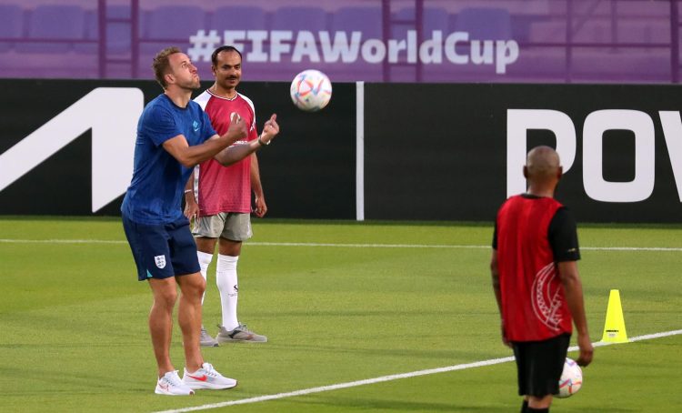 El delantero inglés Harry Kane (i) durante el entrenamiento previo al partido del Mundial contra Irán. EFE/