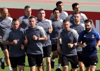 Los árbitros se ponen a punto para el inicio del Mundial