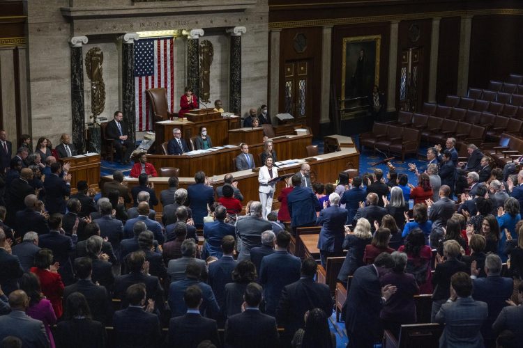 La presidenta de la Cámara de Representantes estadounidense, Nancy Pelosi anuncia su retirada como líder de la formación demócrata en el Capitolio en Washington (EE.UU.) EFE/EPA/JIM LO SCALZO