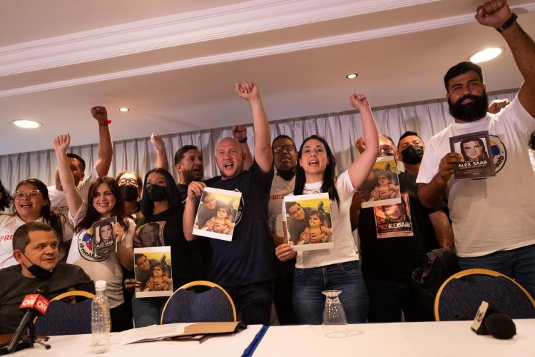 Fotografía de archivo de miembros del movimiento Free Alex Saab que gritan consignas en Caracas (Venezuela). EFE/ Rayner Peña R.