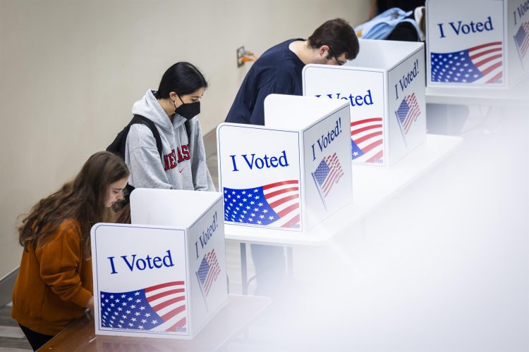 Personas emiten sus votos en las elecciones de medio mandato en un colegio electoral de la Universidad de Pittsburgh, en Pensilvania (EE.UU.), este 8 de noviembre de 2022. EFE/EPA/Jim Lo Scalzo