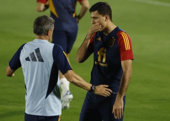 Azpilicueta, Rodri -de central- y Dani Olmo, titulares