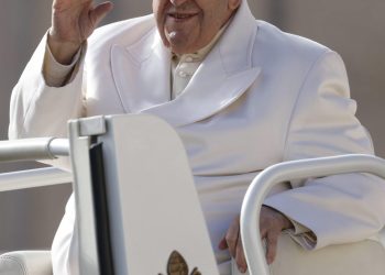 El papa pide a los jóvenes que se ocupen de la paz, no sólo ante las amenazas