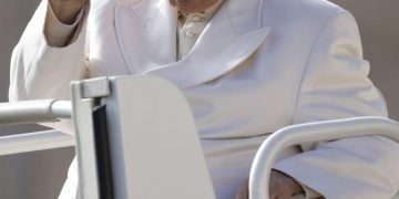 El papa pide a los jóvenes que se ocupen de la paz, no sólo ante las amenazas