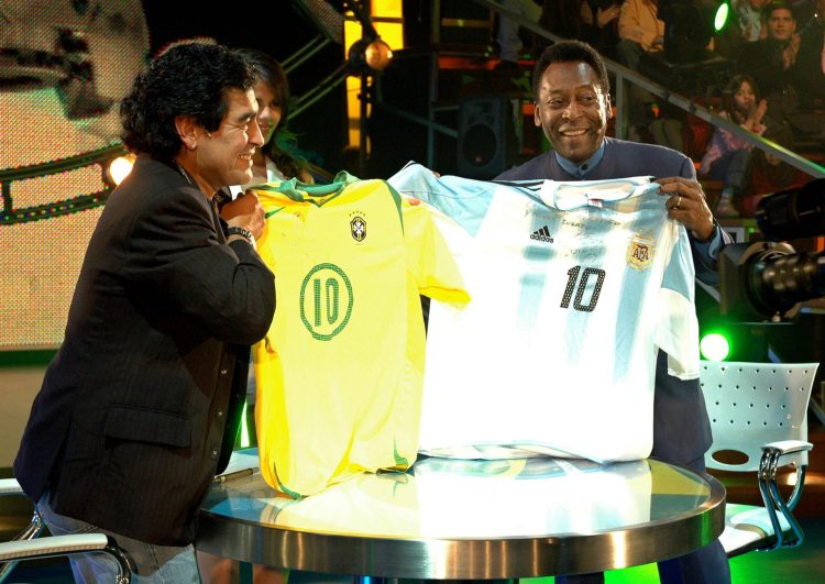 Diego Armando Maradona y Pelé, los dos mejores jugadores de la historia, con sus camisetas intercambiadas en . EFE/