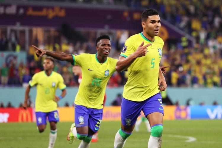 Casemiro celebra marcar el 1-0 mientras es perseguido por su compañero Vinicius Junior durante el partido de fútbol del grupo G de la Copa Mundial de la FIFA 2022 entre Brasil y Suiza en el Estadio 947 en Doha. EFE/EPA/Tolga Bozoglu
